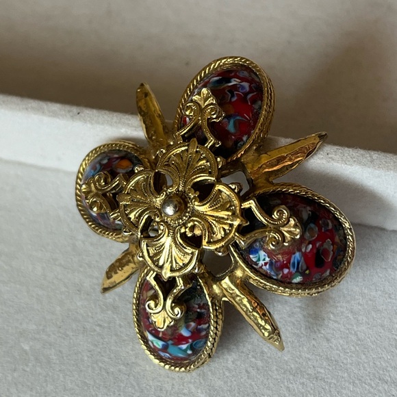 Vintage Sarah Coventry red Easter cabochon Maltese cross brooch gold tone EUC - Picture 3 of 5